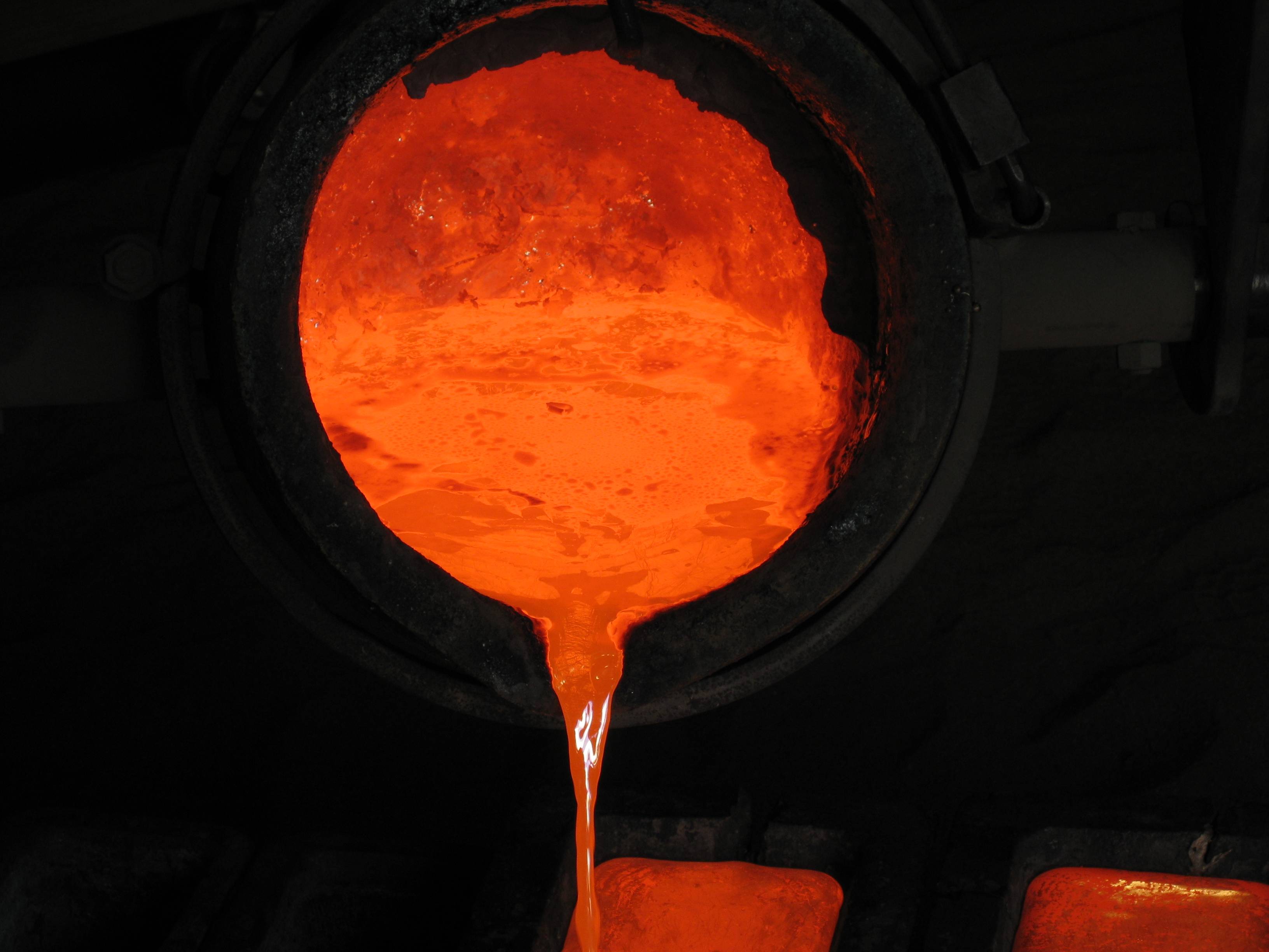 pouring liquid metal