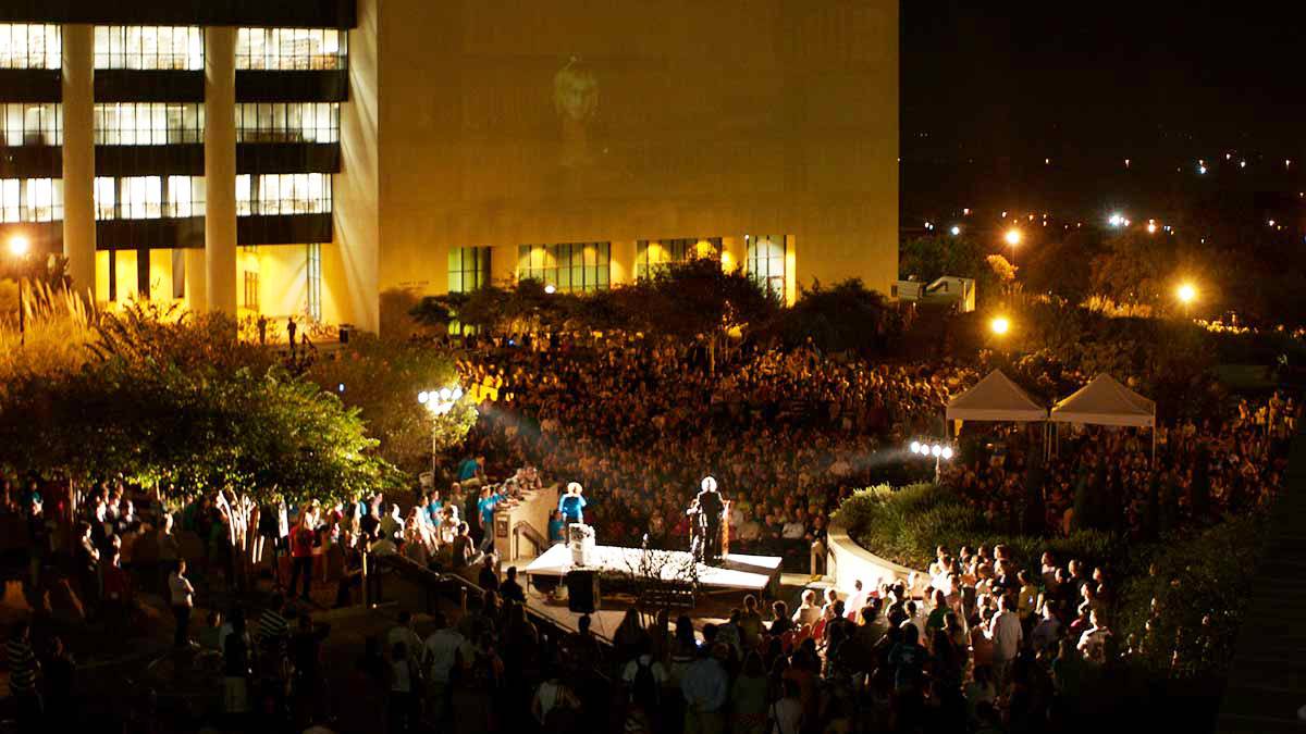Erin Brockovich speaks to a massive crowd outside the LBJ Student Center, 2007