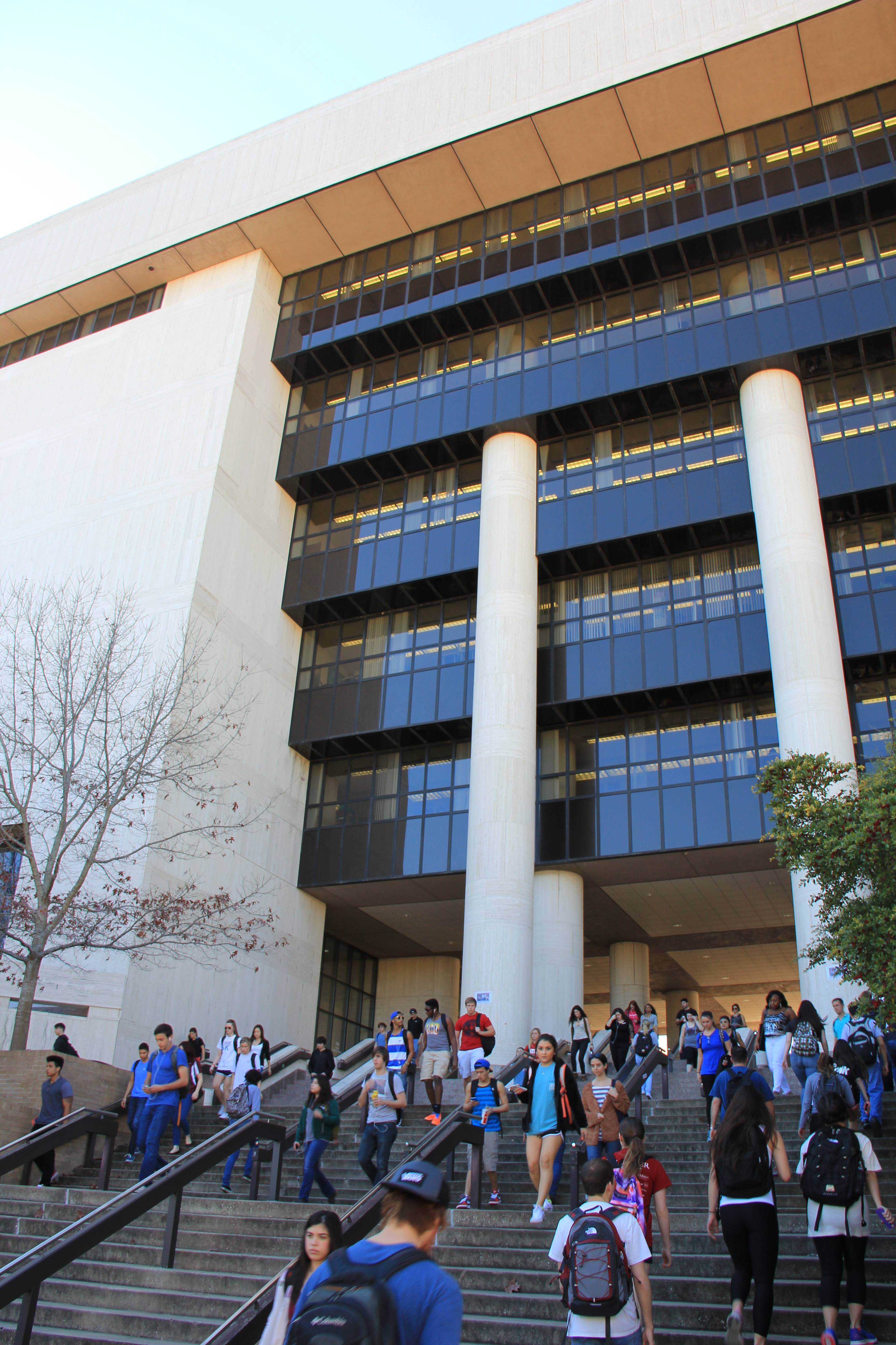 alkek exterior with crowded stairs