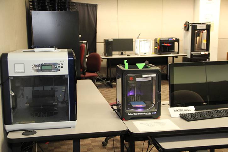 3d printers on a table in the 3d printing lab