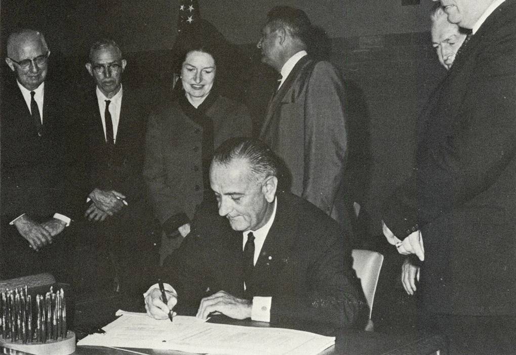 Lyndon Baines Johnson signs the Higher Education Act