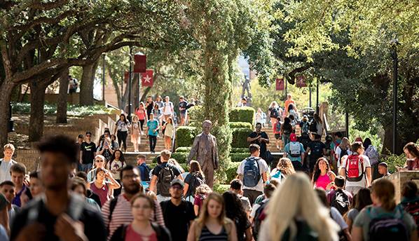 Texas State students during class change