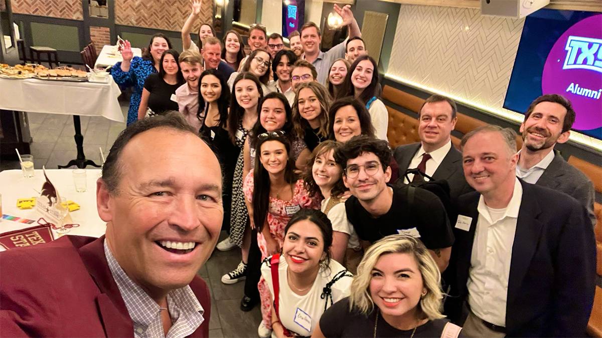 Dr. Damphousse takes a selfie with a large group of TXST donors and alumni in New York City.