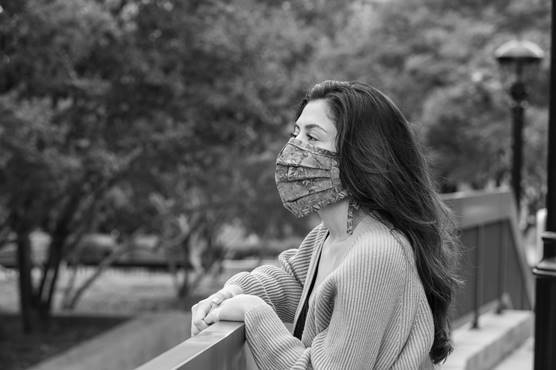 Student wearing mask on Texas State campus