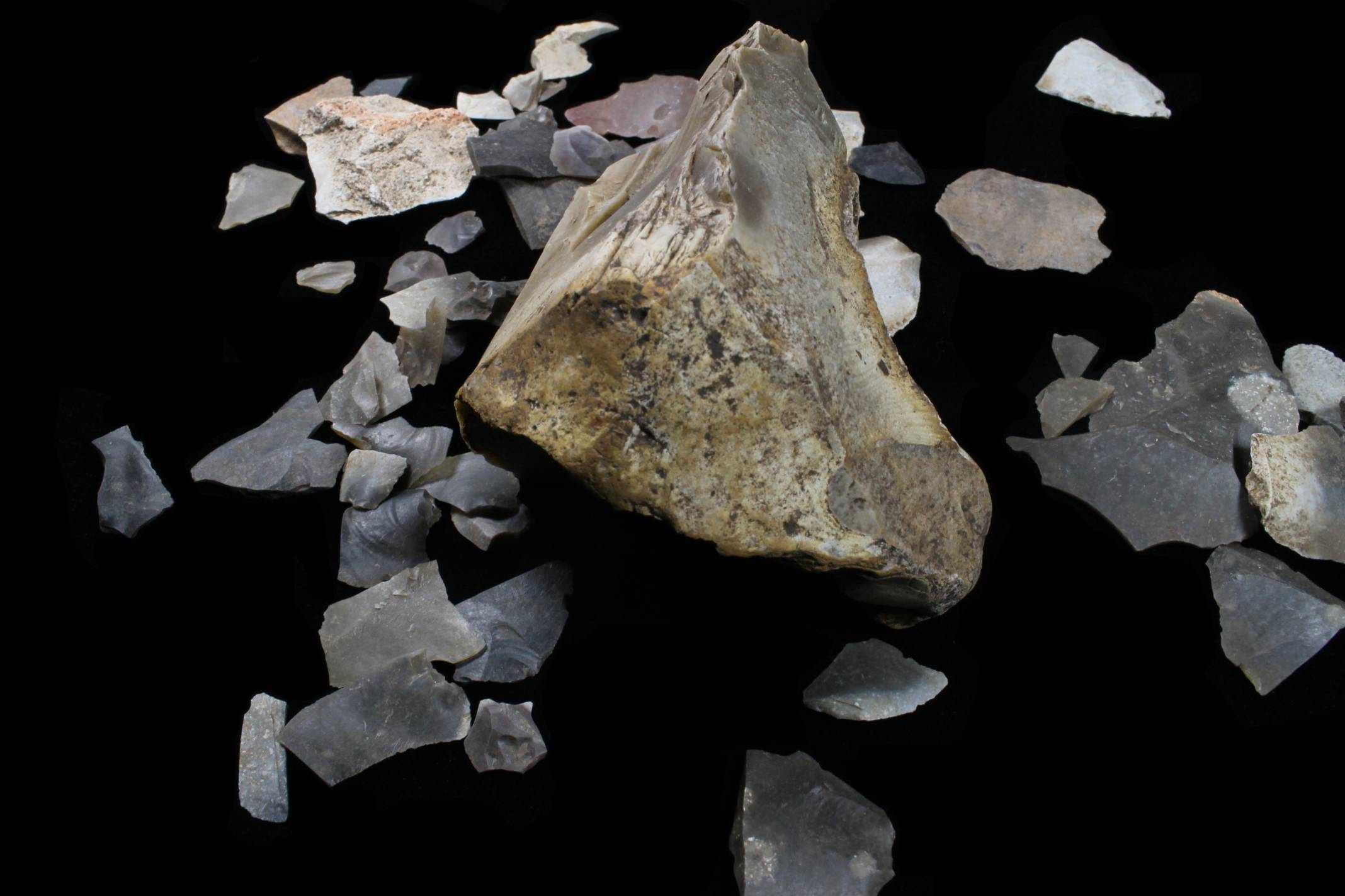 Image of a rock core surrounded by debitage