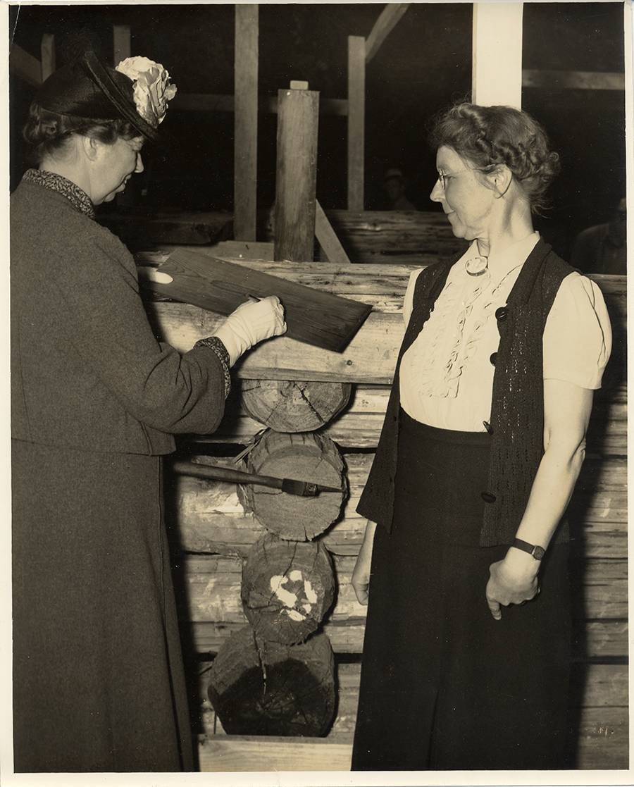 ellen Quillin Observes Eleanor Roosevelt augographing cypress shingle