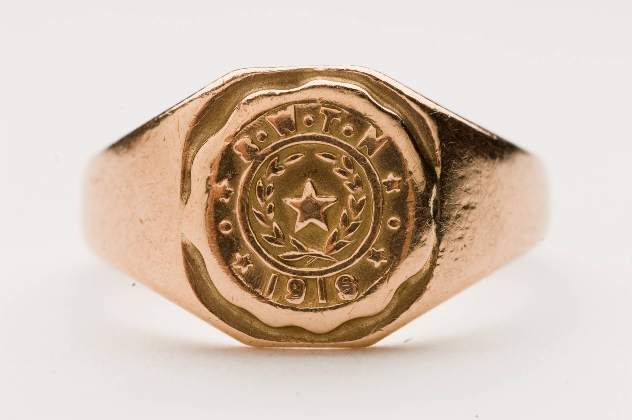 Photograph of the 1918 class ring with the seal in the center of the frame