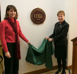 Pam Bixby Losefsky,  executive director of the U.S. Green Building Council, and Denise Trauth, president of Texas State University, unveil the North Campus Housing Complex’s LEED Gold certification Jan. 29. (Photo by Chandler Prude)