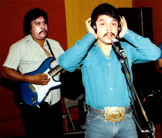 Emilio Navaira recording in San Antonio, © Ramón Hernández