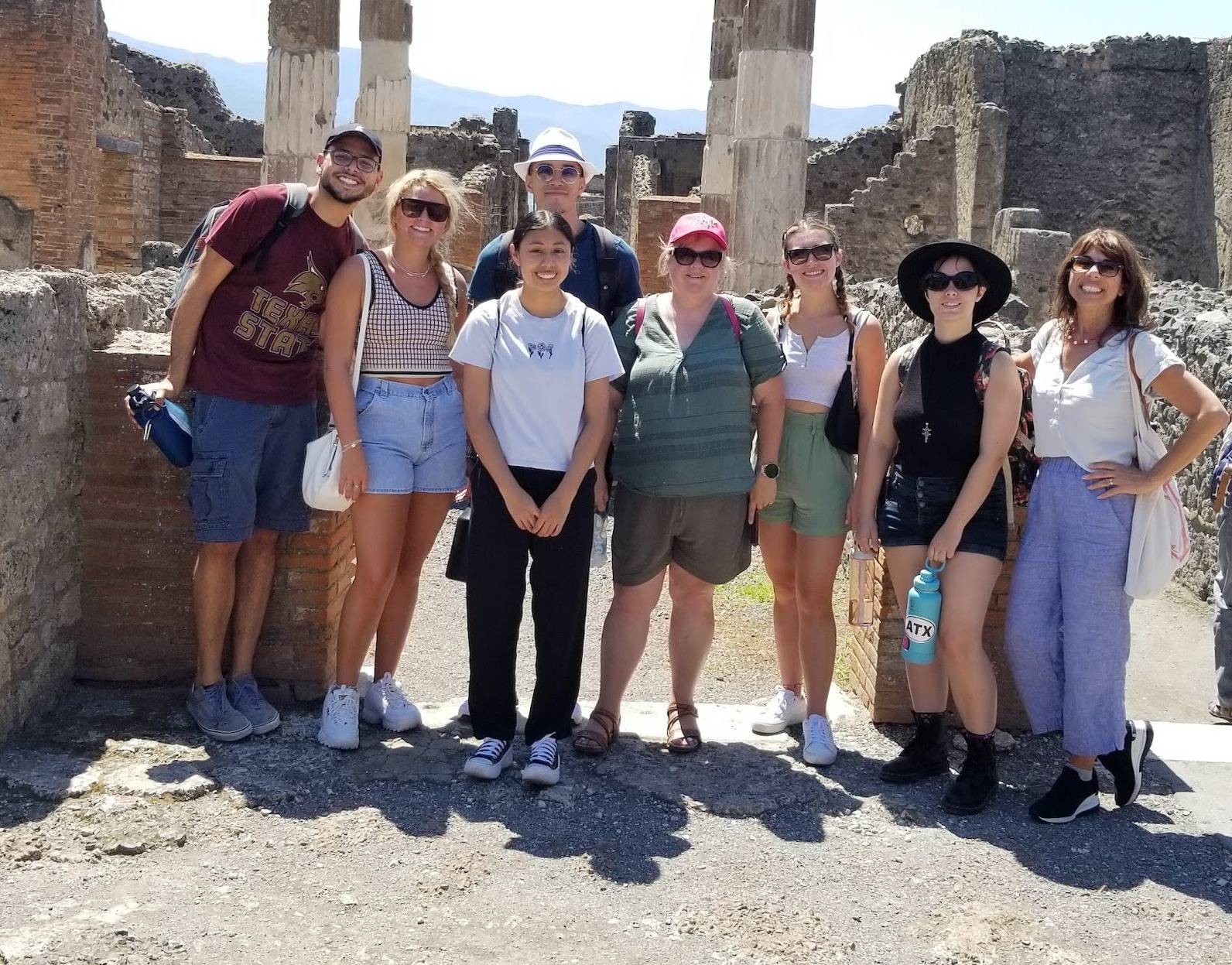 photo of a study abroad group Italy