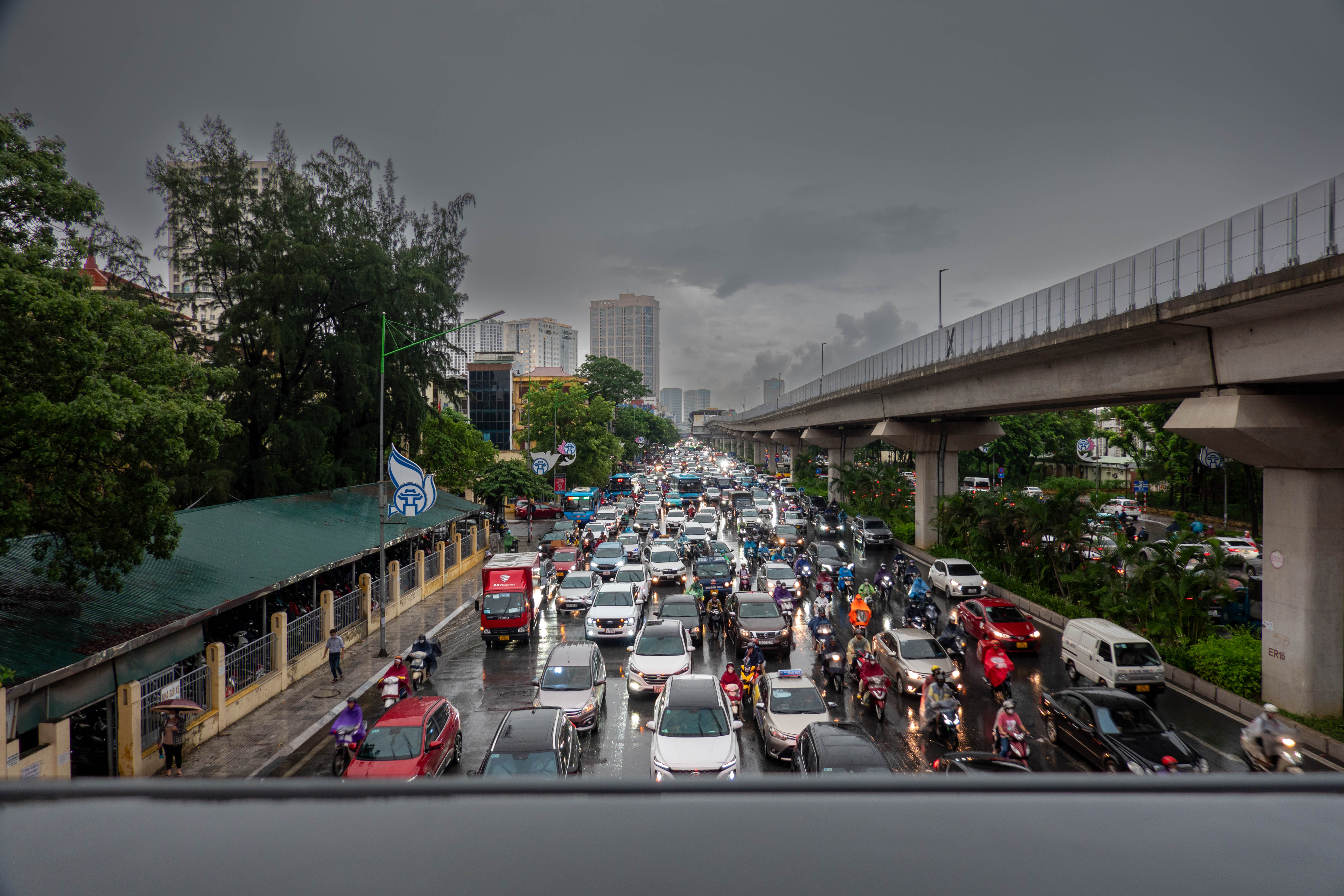 Picture of a traffic jam on a street with a dark sky