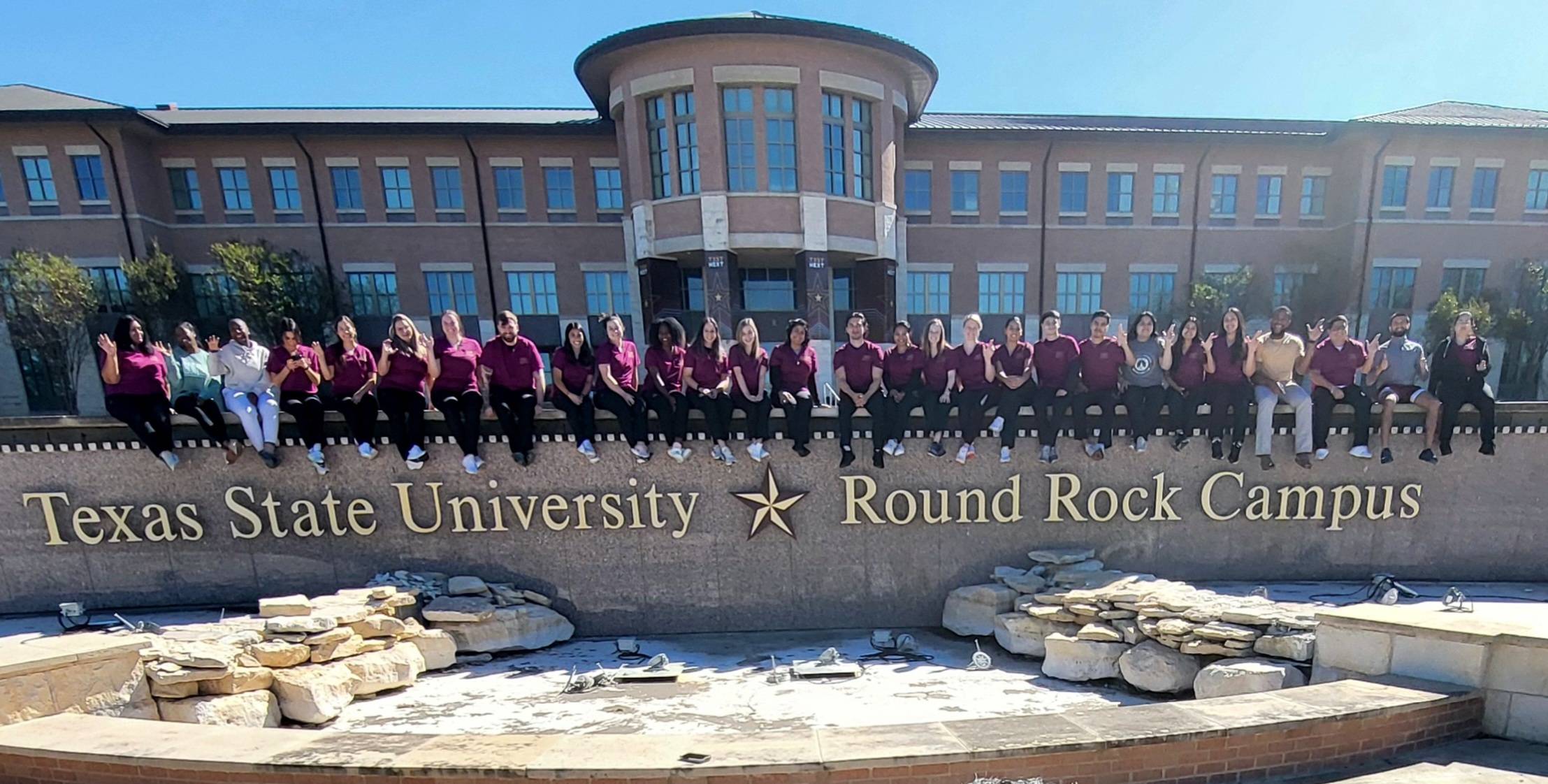 Picture of the Class of 2023 in front of the Avery Fountain, Round Rock Campus