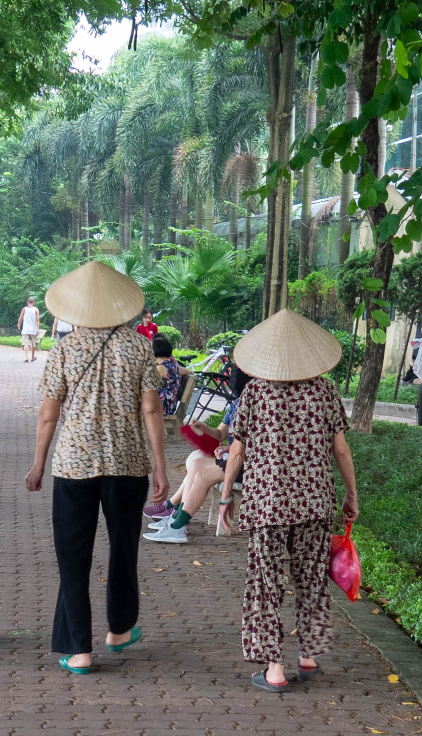 picture of two Vietnamese women in non la hats