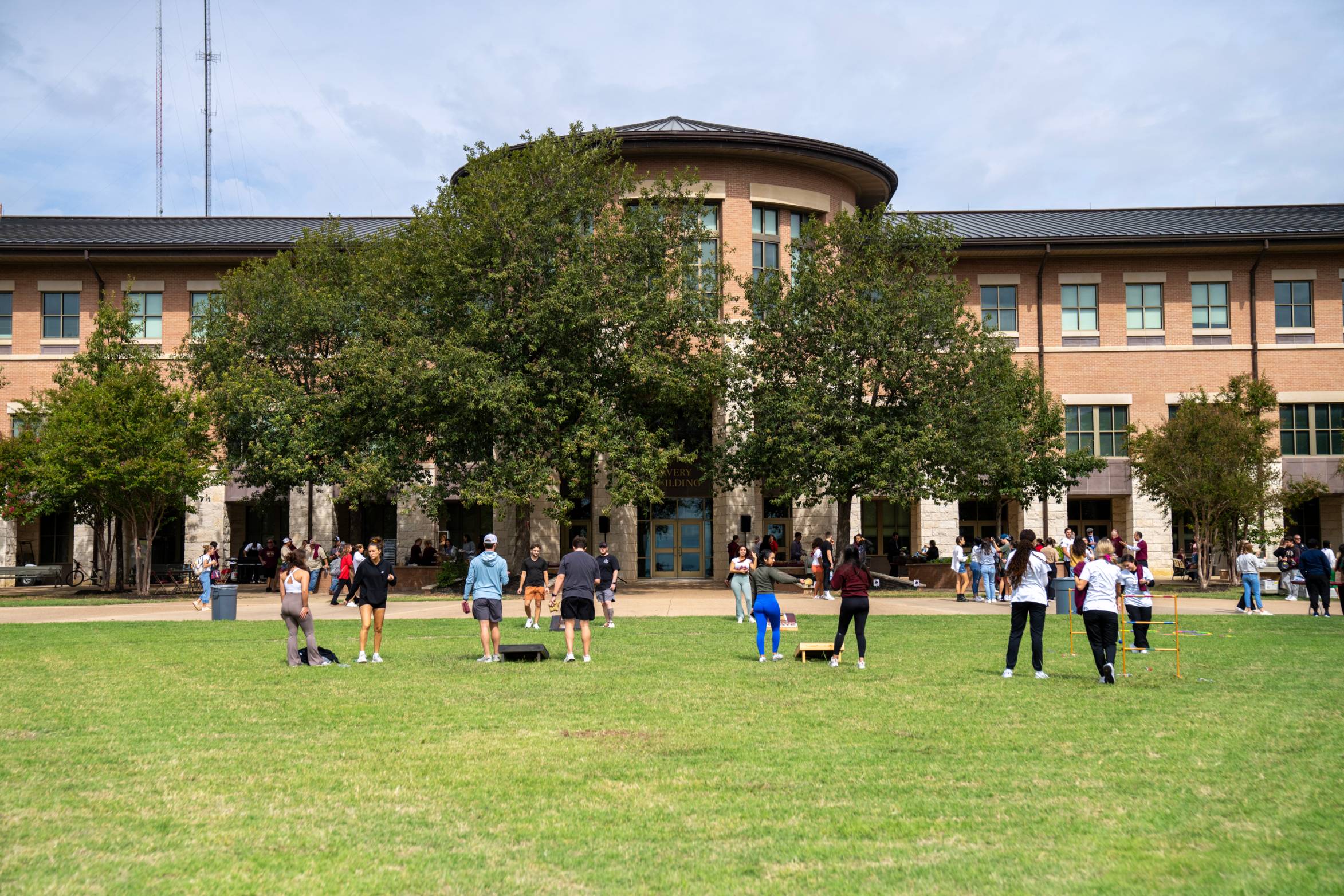 Students on the lawn outside of Avery Building at the Round Rock Campus
