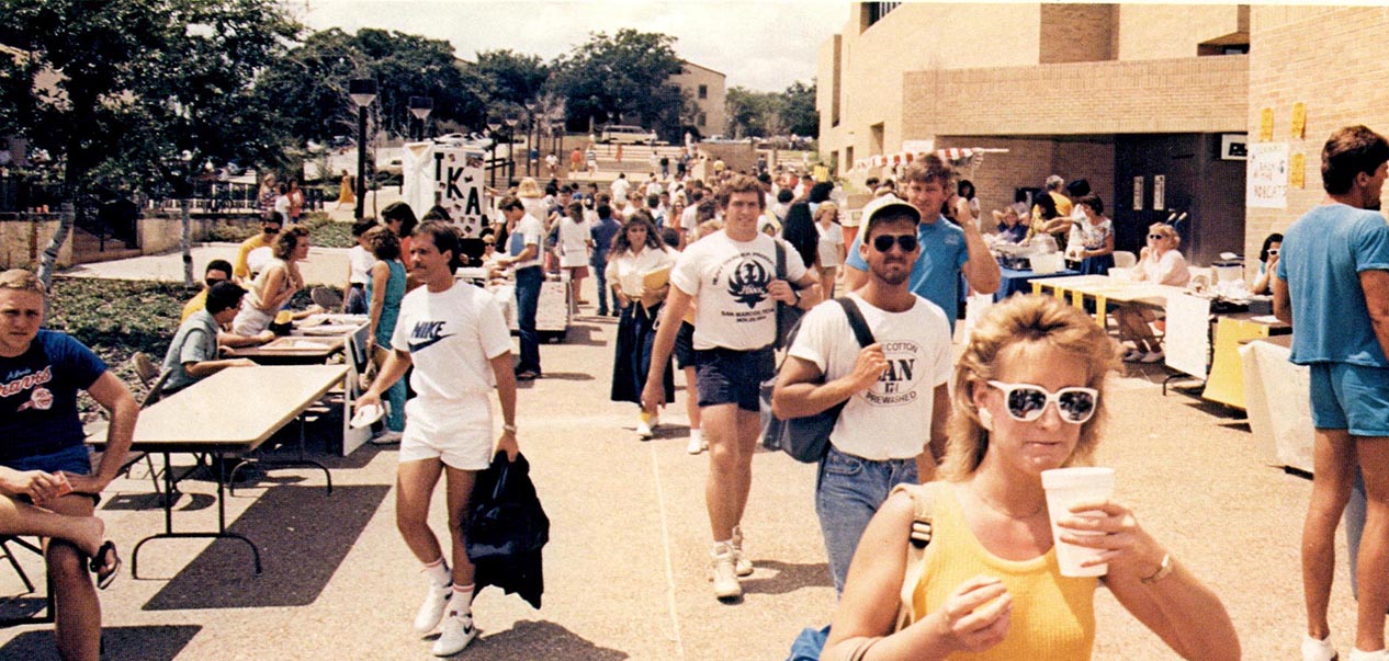 Students traversing TXST's campus in 1987