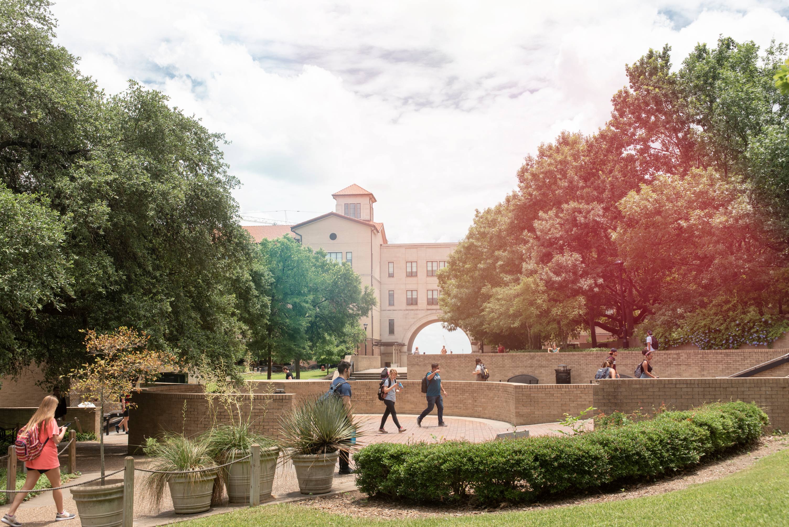 picture of outside of ���ϳԹ�'s arch on campus