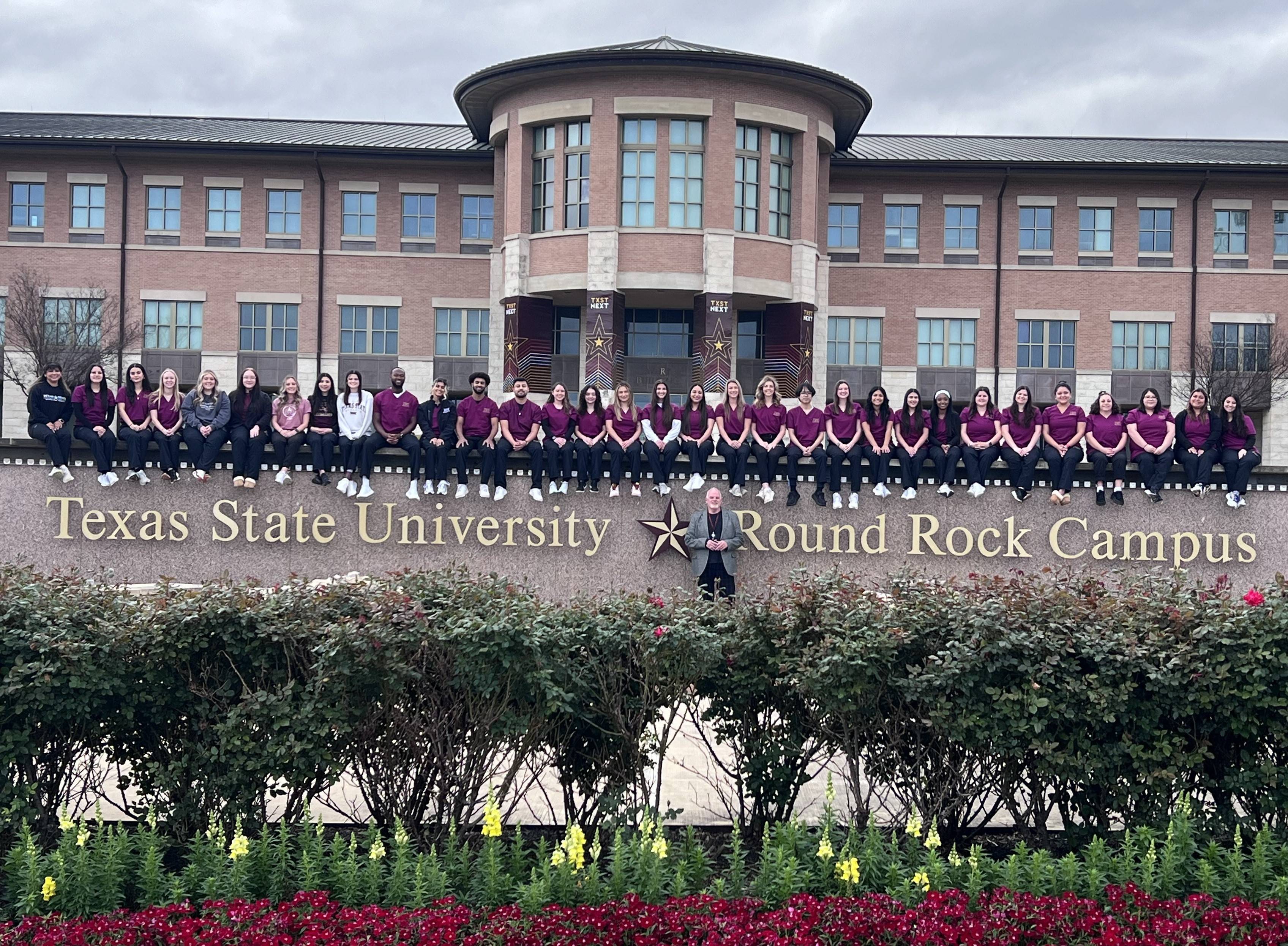 Picture of the Class of 2024 in front of the Avery Fountain, Round Rock Campus