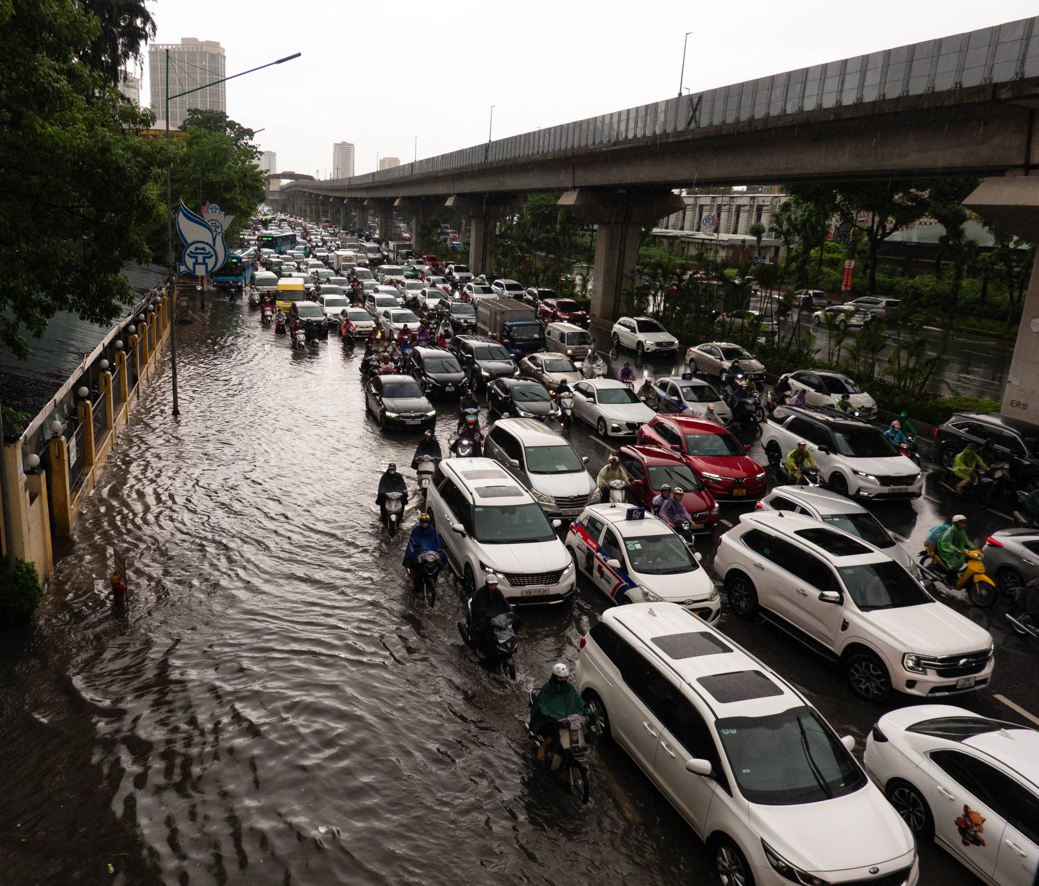 picture of flooded street and heavy trafic