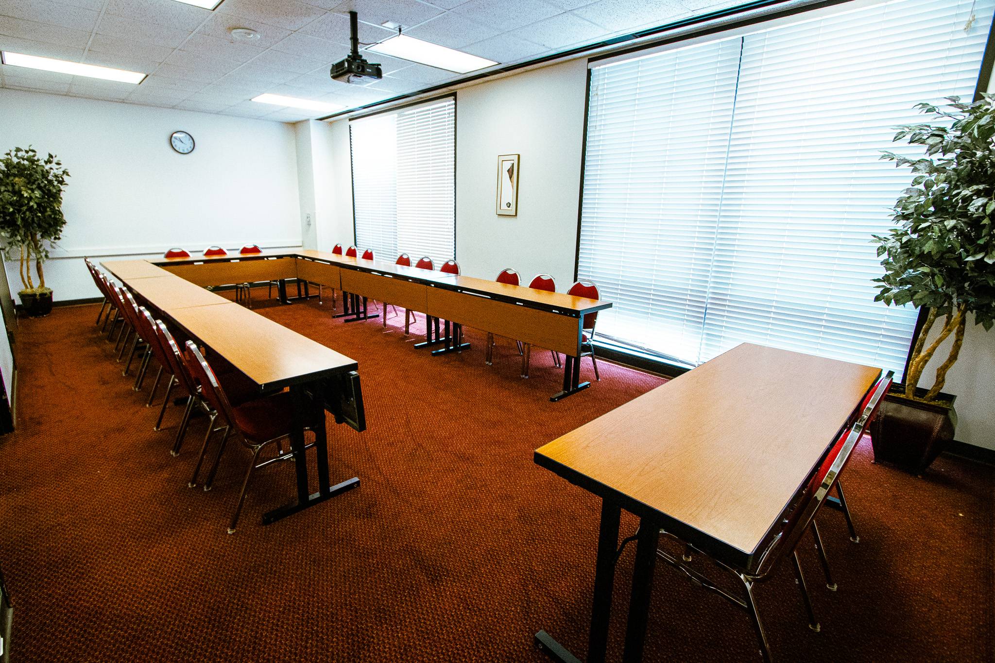 A meeting room with a circular table structure and leather chairs