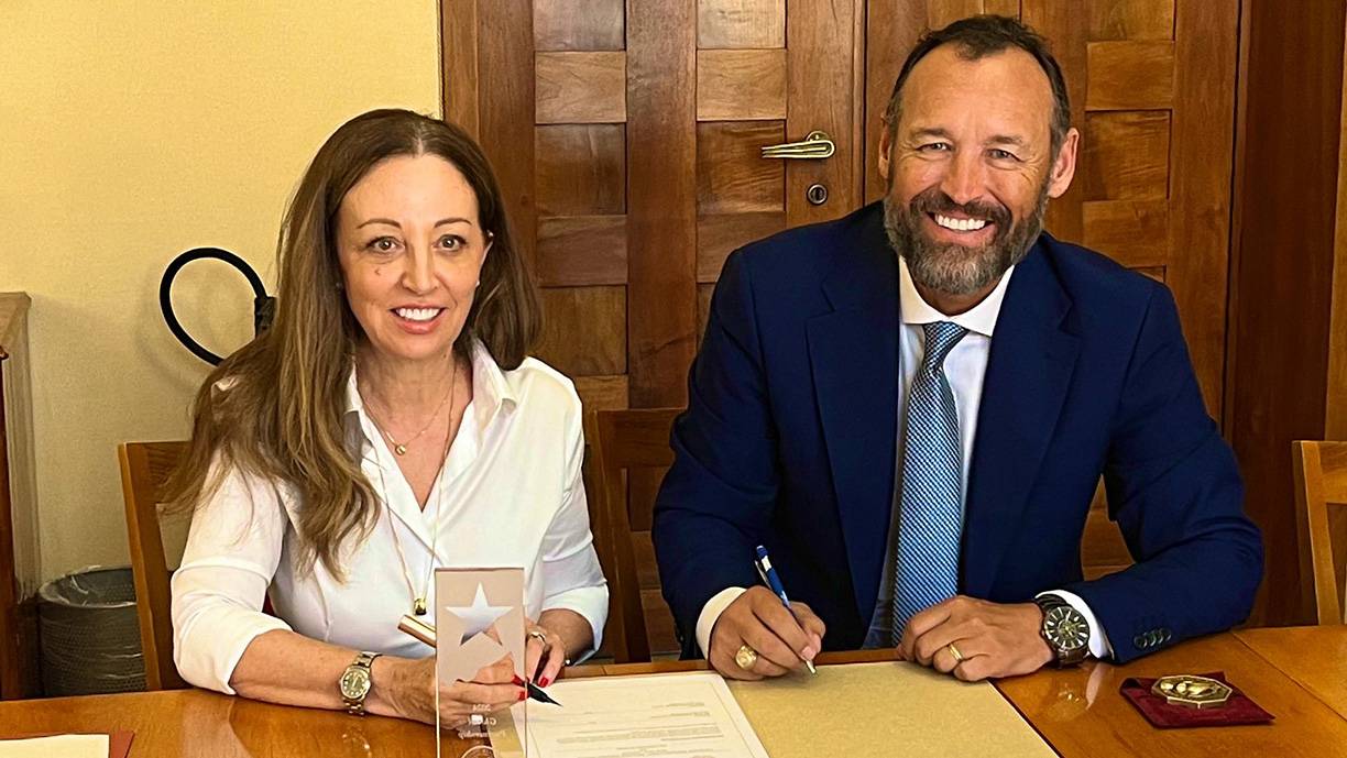 Dr. Daniela Mapelli (left) poses for a signing photo with President Damphousse.