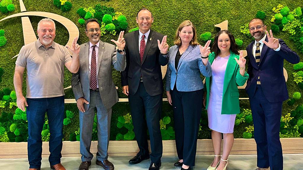 President Damphousse (middle) poses for a photo with a group of TXST staff and faculty members in San Antonio.