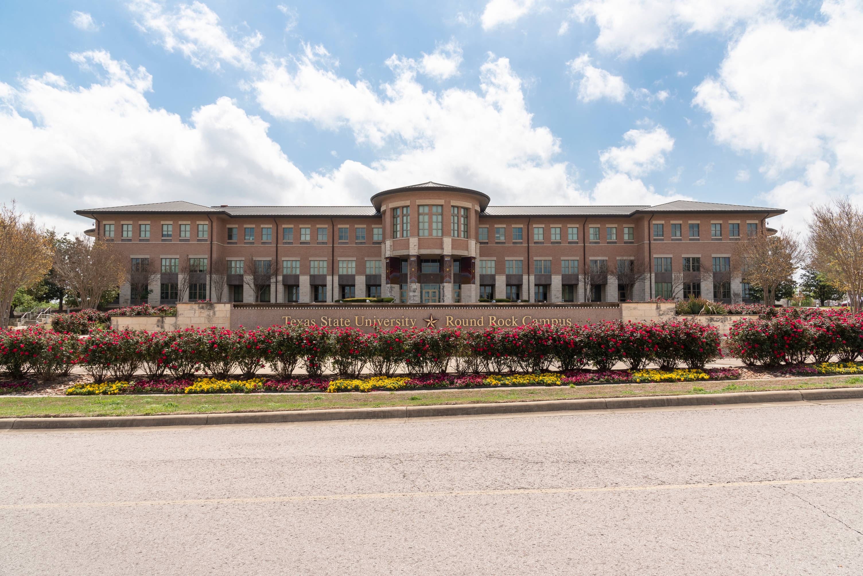 The outside of round rock TXST campus