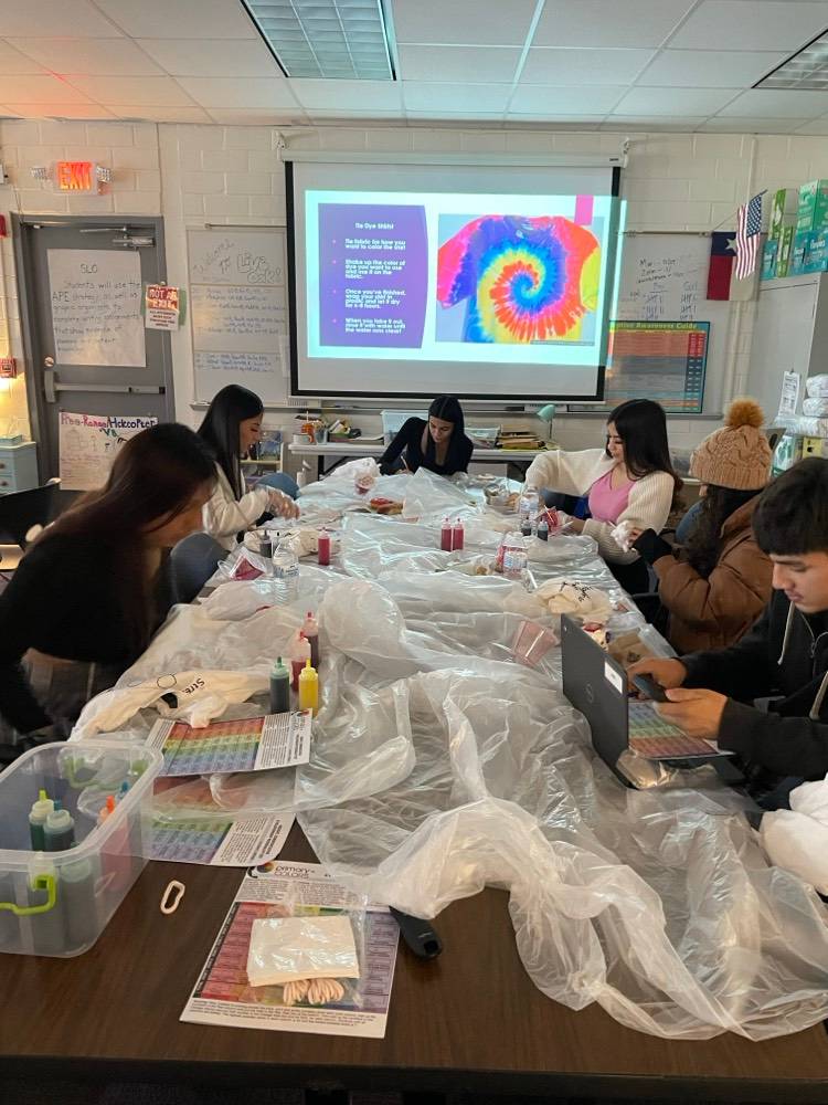 SR/SF students participating in tie dye activity