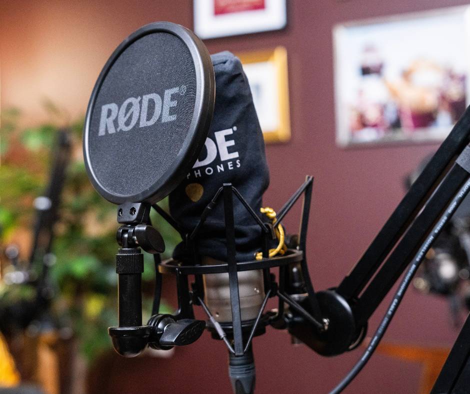 podcast microphone in podcast recording room