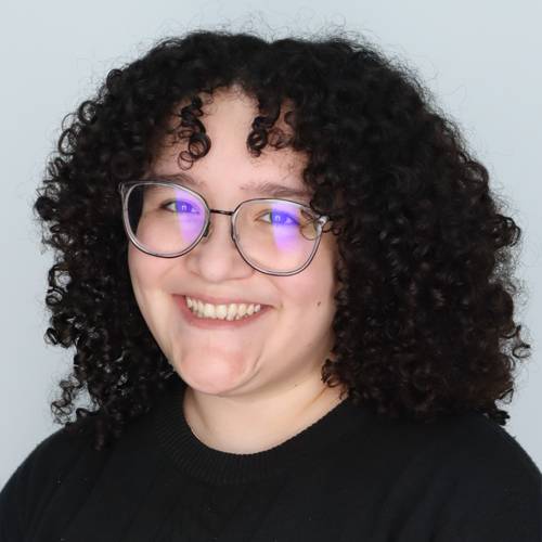 Photo portrait of Izzy Enriquez
