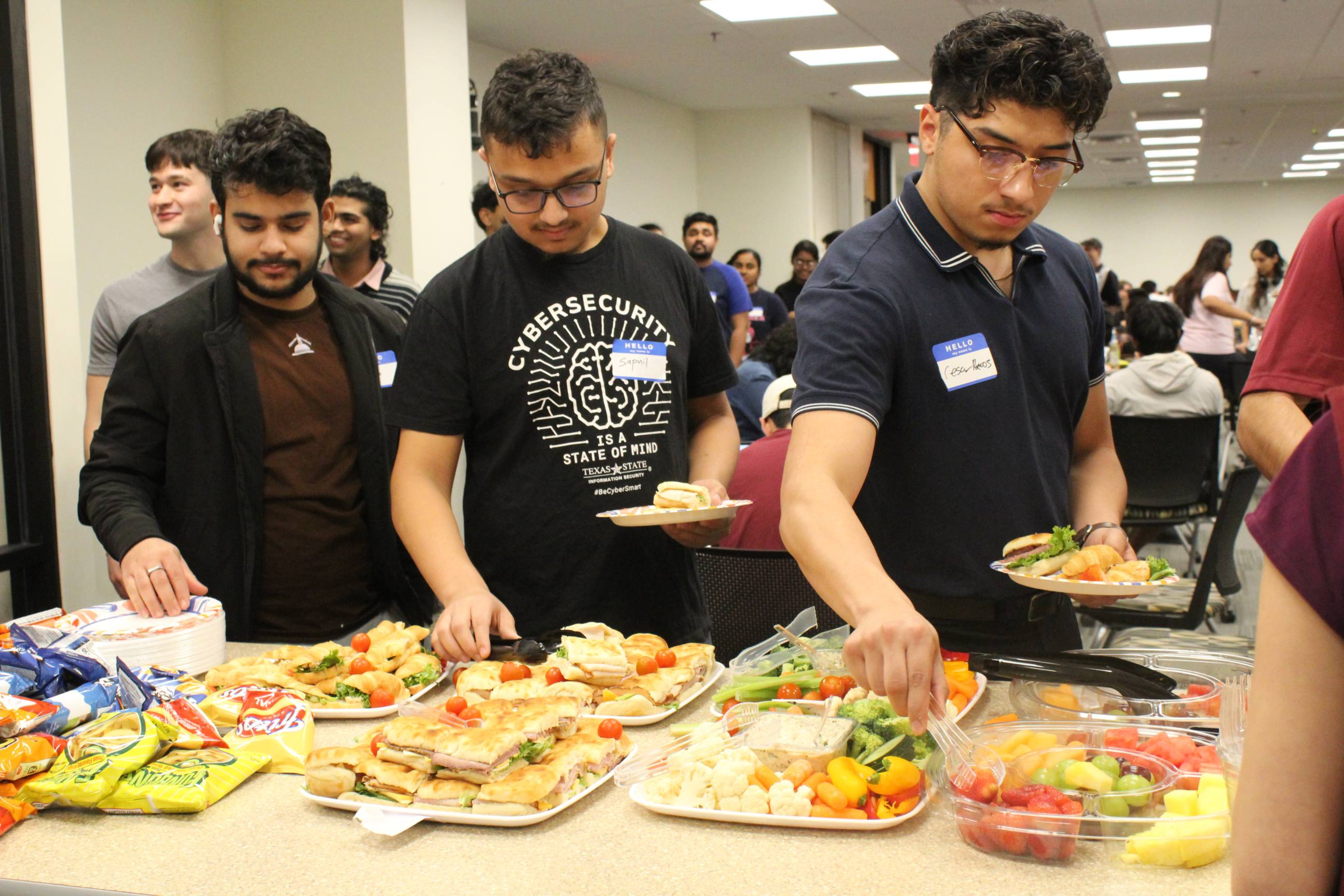 students get snacks at orientation event