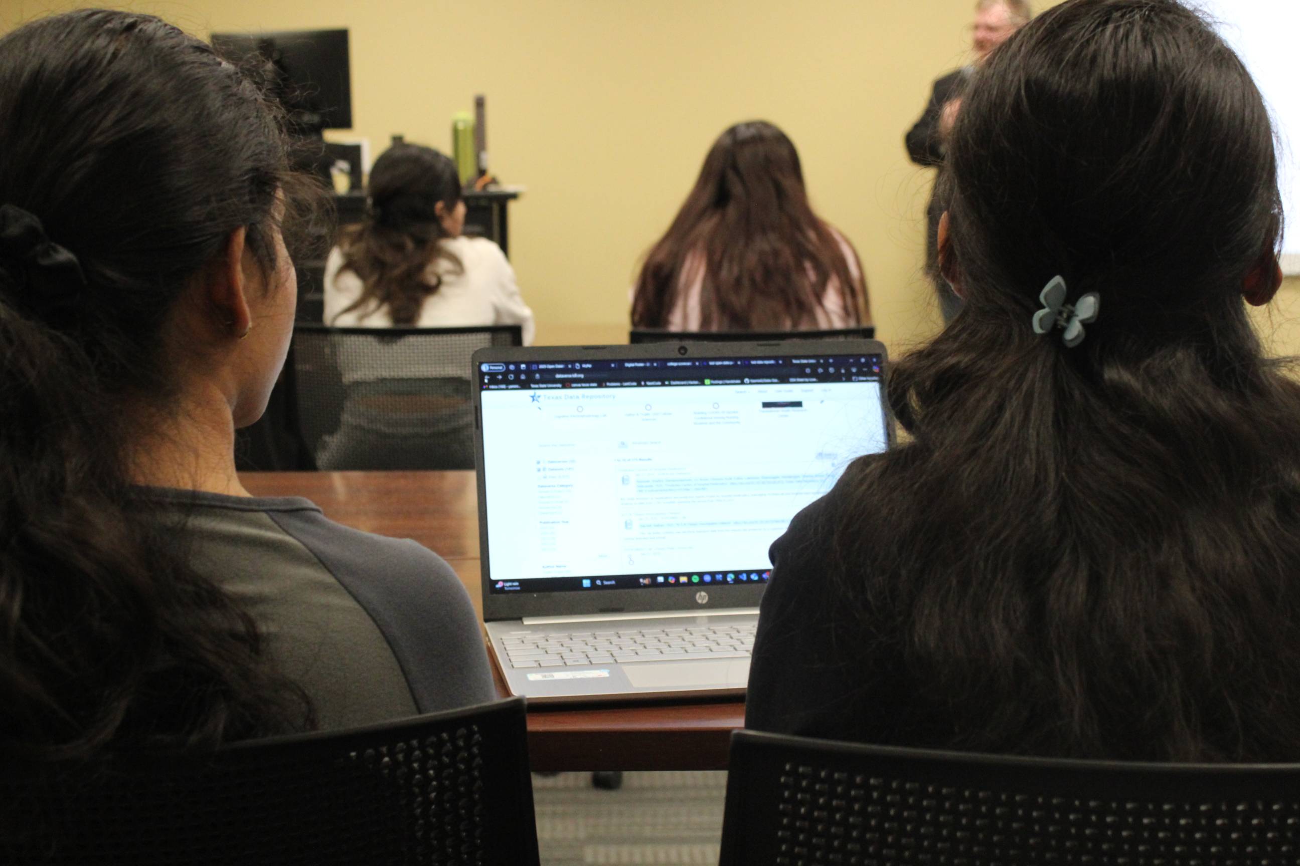 students look at dataverse site while listening to keynote