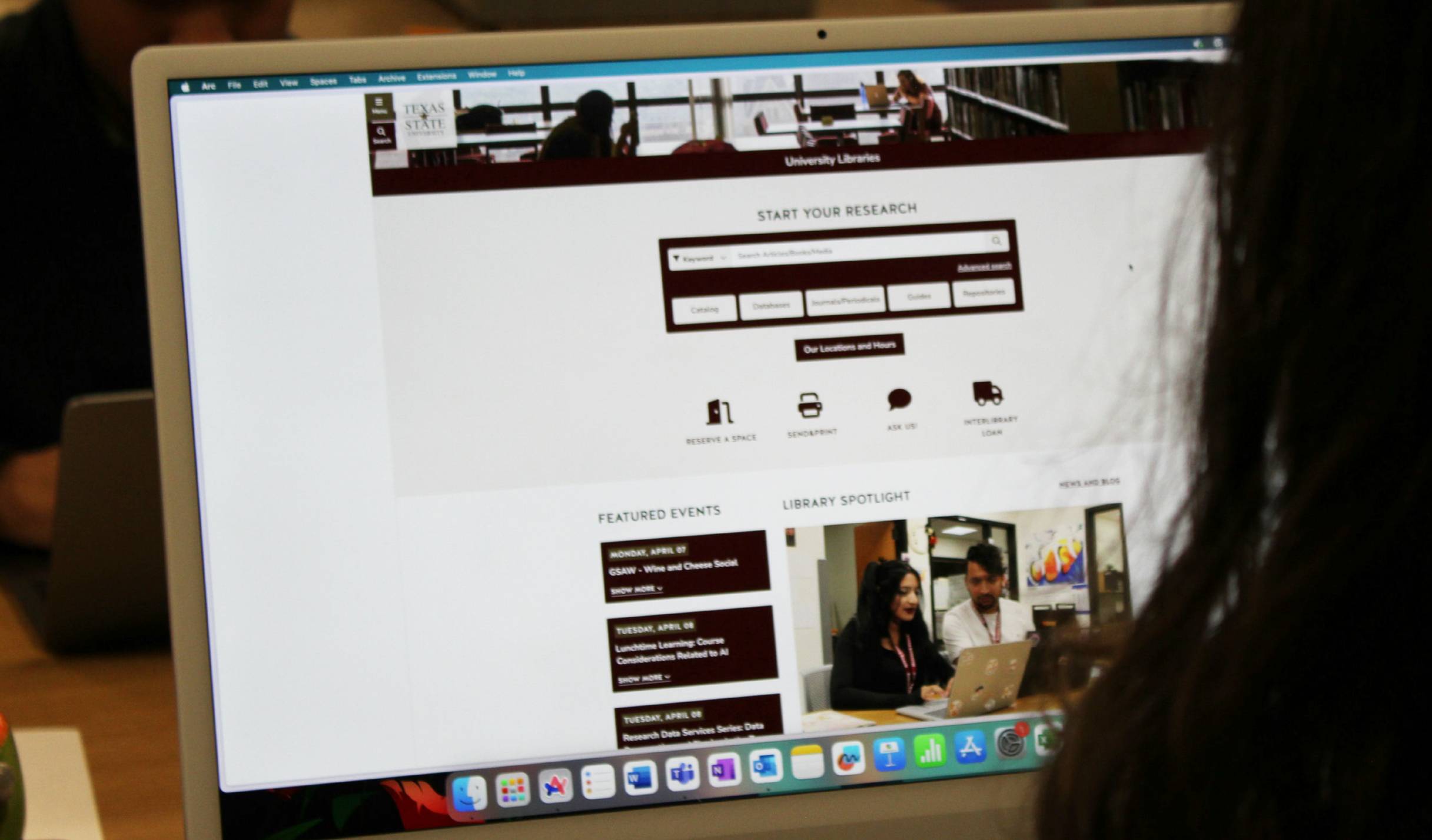 Student reviewing library website