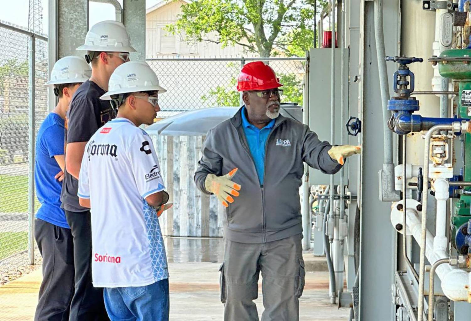 instructor teaching students