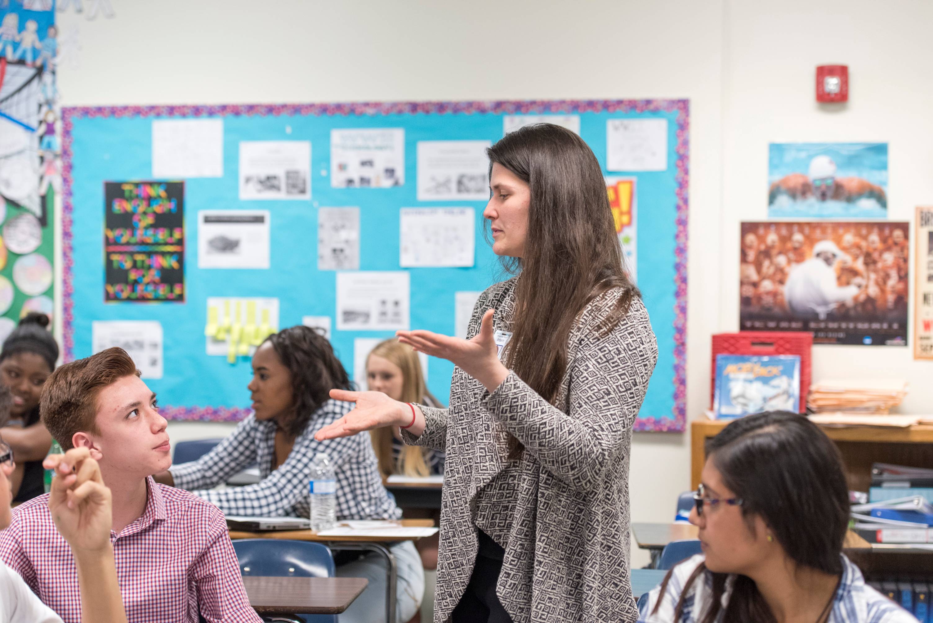 Teacher explaining a concept to her students. 