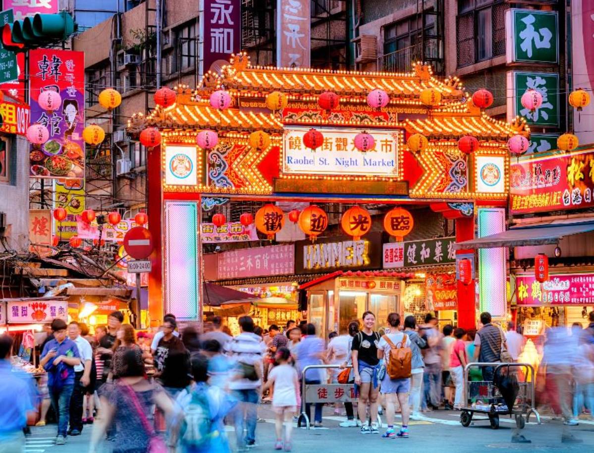 Student visiting the Taipei Market