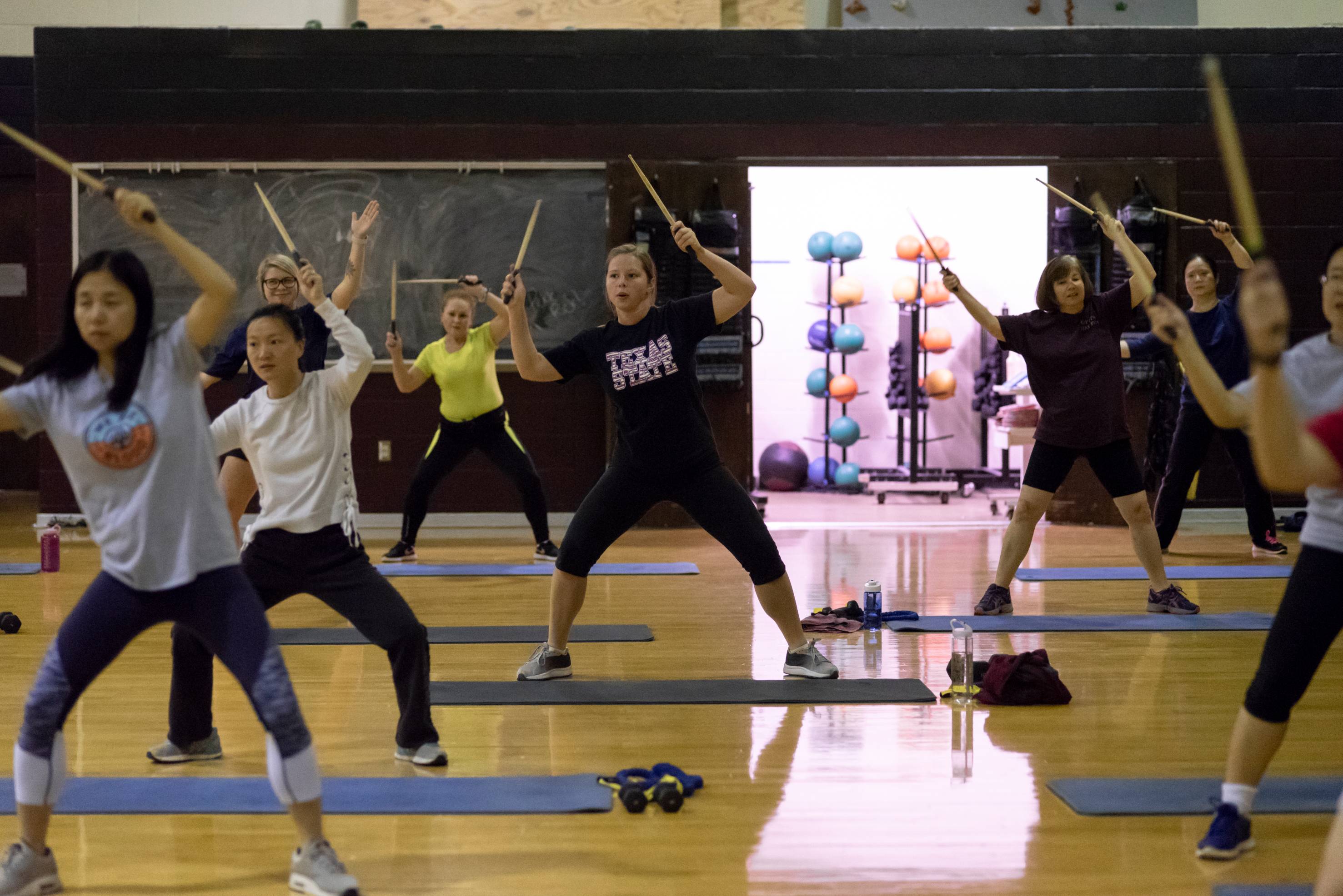 A picture of a fitness class.