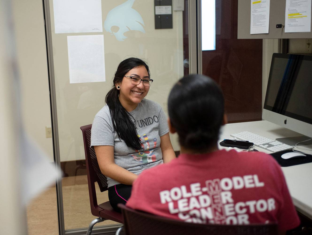 Un compañero mentor se reúne con otro estudiante de Texas State.
