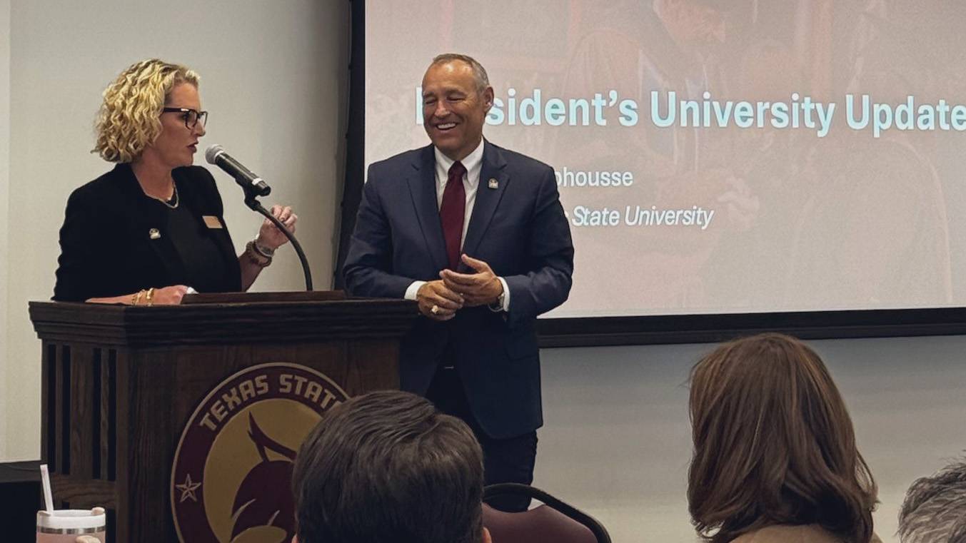 President Damphousse speaks with Development Foundation Board memebers.
