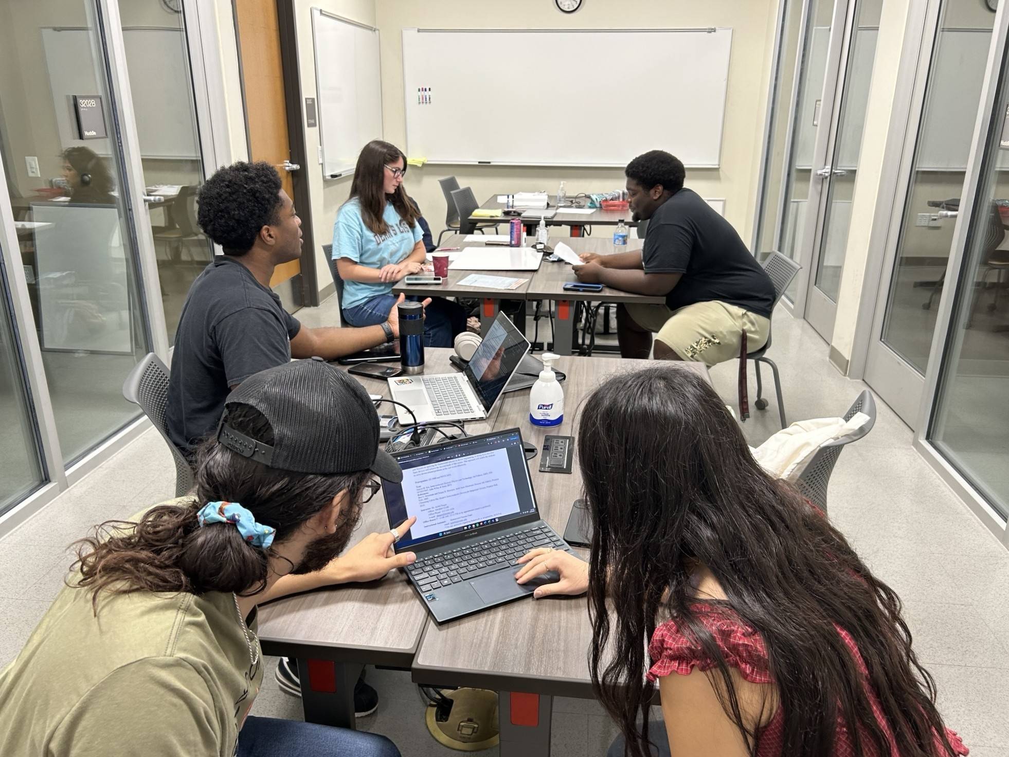Students tutoring other students in STEM Tutoriing Center