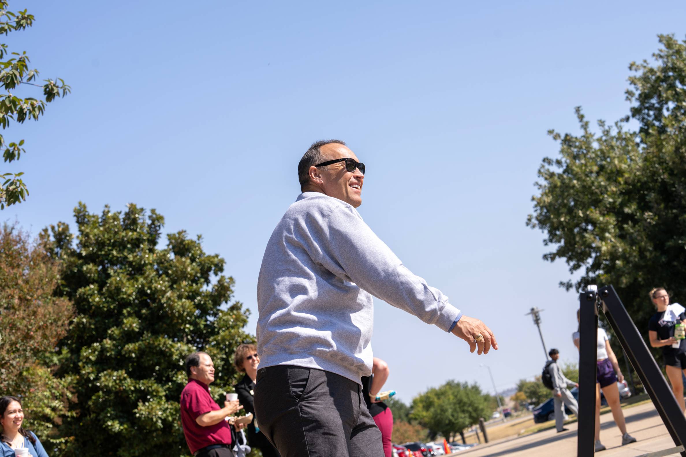 Kelly throwing a shirt