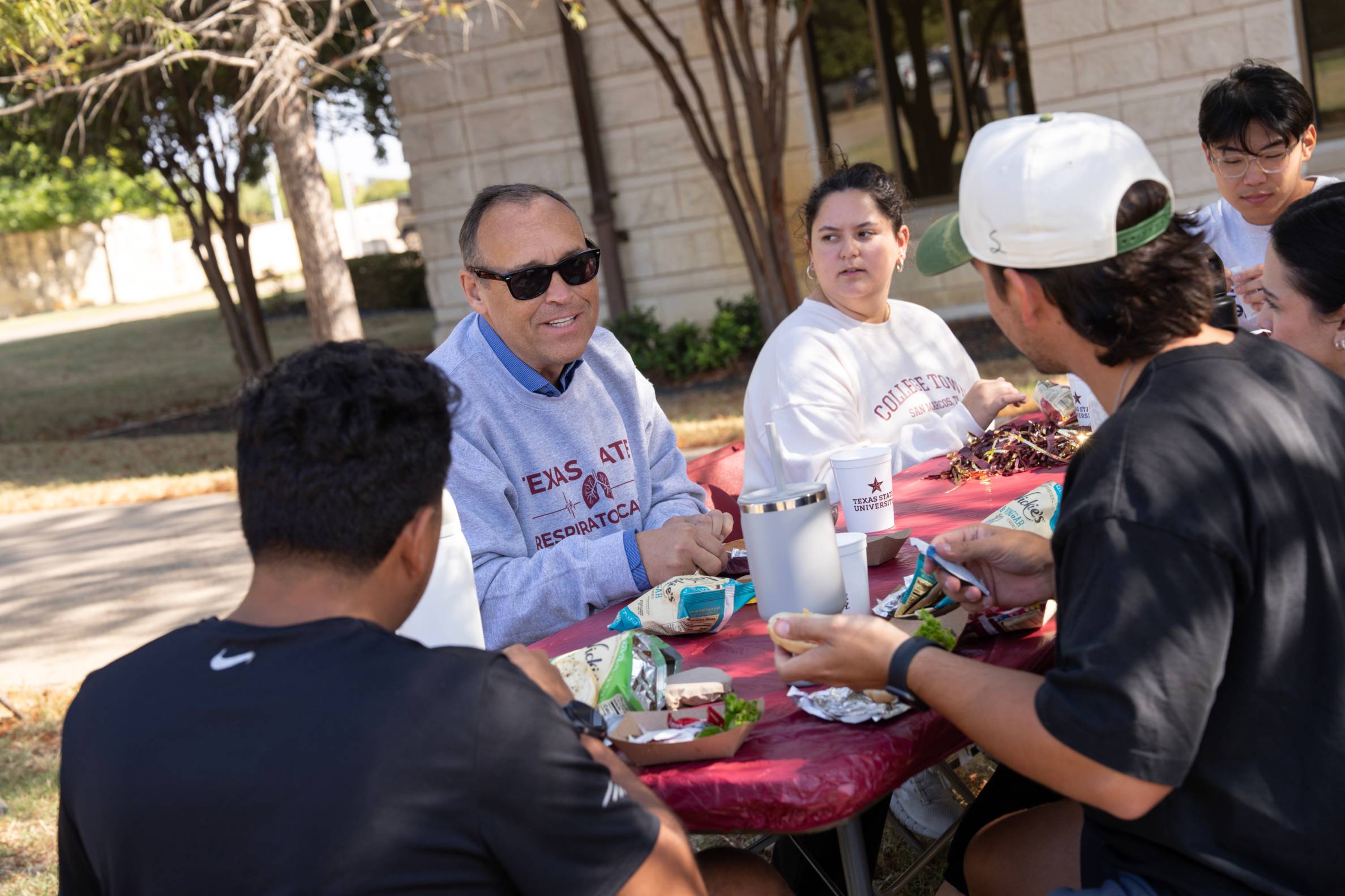 Kelly having lunch with students