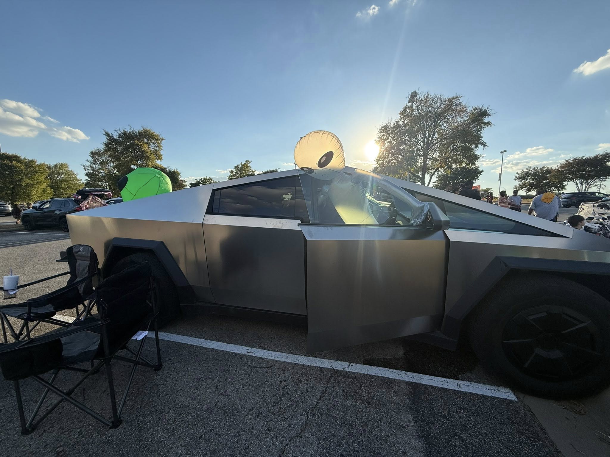 Tesla car with an alien balloon