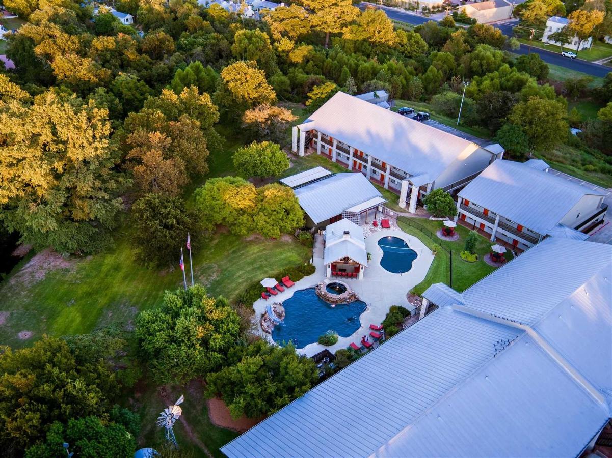 Fredericksburg Inn and Suites exterior