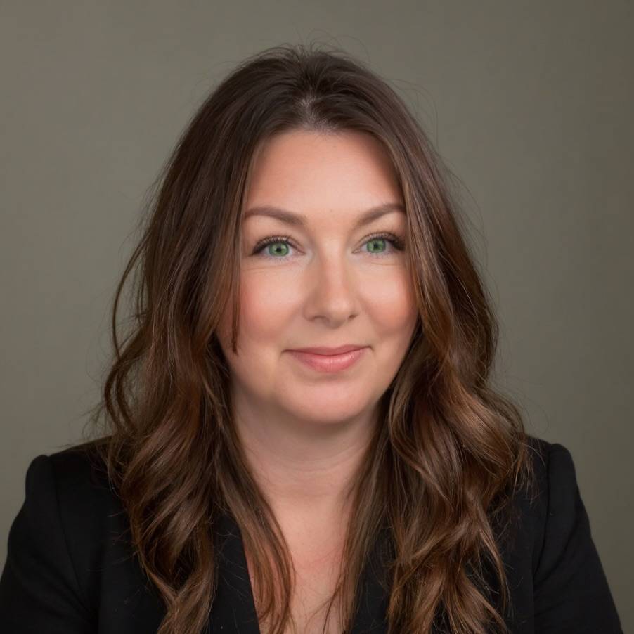 Headshot portrait of Amy Reid