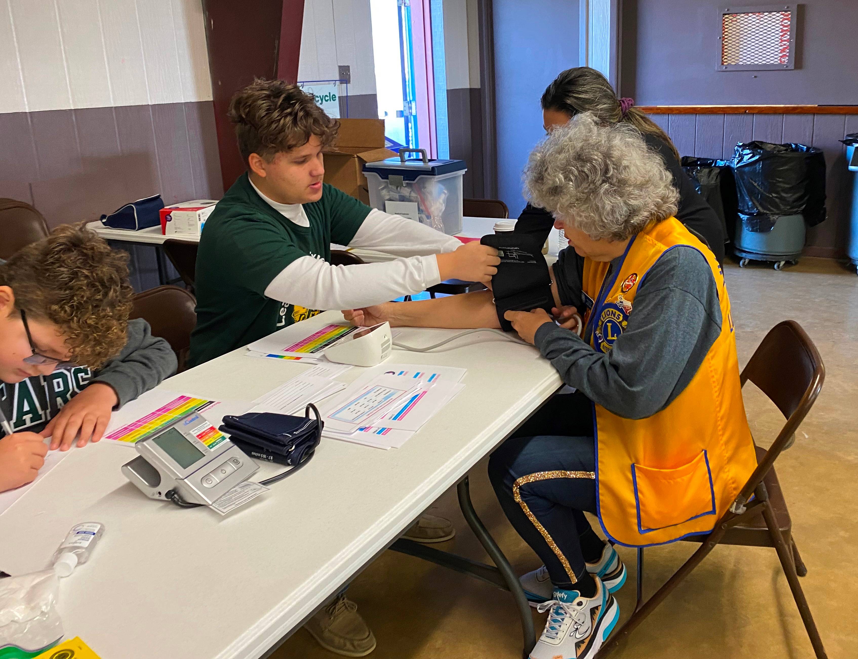 Teaching high school Leos how to measure blood pressure