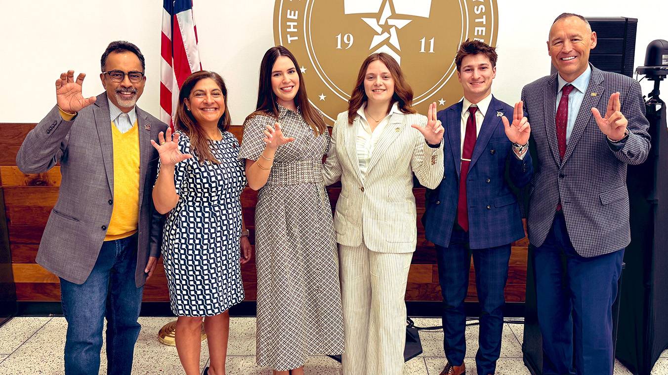 President Kelly Damphousse and other TXST leaders and TSUS leadership pose for a photo.
