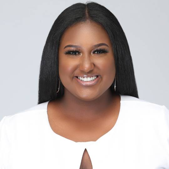 Headshot of Stephanie Robertson