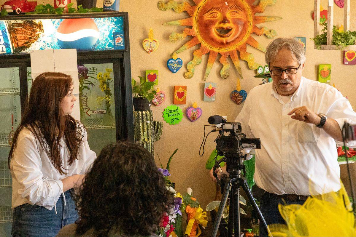 Dnio Chiecchi with students at Uvalde.