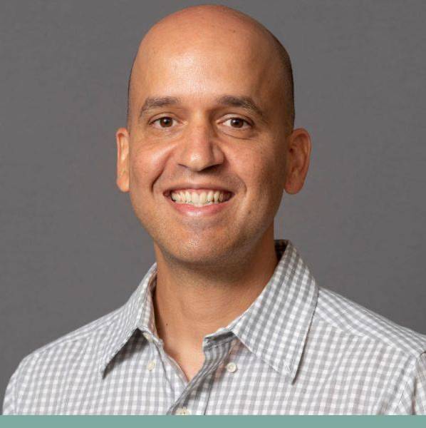 Dr. Eduardo Pérez Headshot
