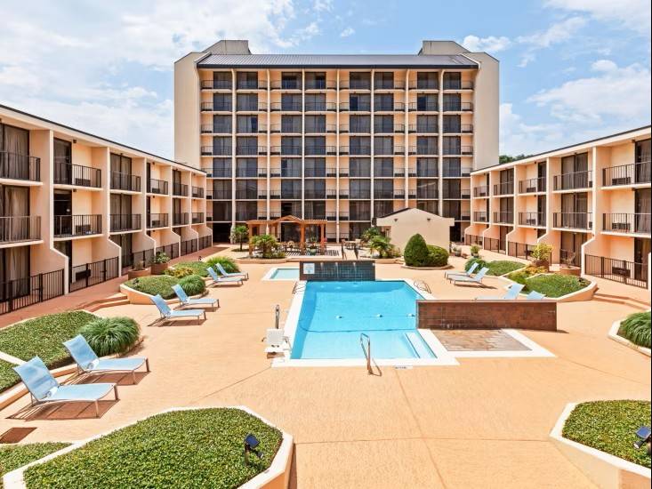 Exterior of the Holiday Inn in Tyler
